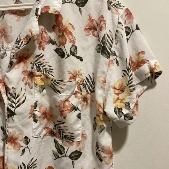 ❗2/$10❗Hollister button down floral shirt - Picture 4 of 8